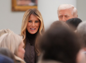 Melanija na POMILOVANJU ĆURKI u stajlingu o kom svet priča: Svi se pitaju kome je "ukrala" JAKNU i kakve su to CIPELE?