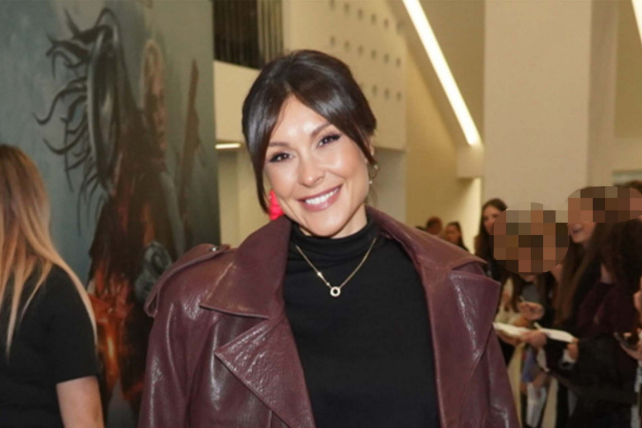 DRAGANA MIĆALOVIĆ podgrejala atmosferu: Dubok šlic, lakovane čizme i bose noge usred prvog snega! (FOTO)