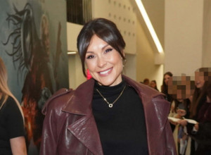 DRAGANA MIĆALOVIĆ podgrejala atmosferu: Dubok šlic, lakovane čizme i bose noge usred prvog snega! (FOTO)