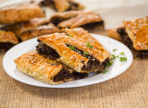 Pita sa PEČURKAMA: Mirisna i topla, taman što vam je potrebno za nedeljni užitak