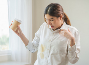 Brzo i lako uklonite FLEKE OD ČAJA sa odeće: Sve što vam treba je jedna stvar iz kupatila koju svi imamo