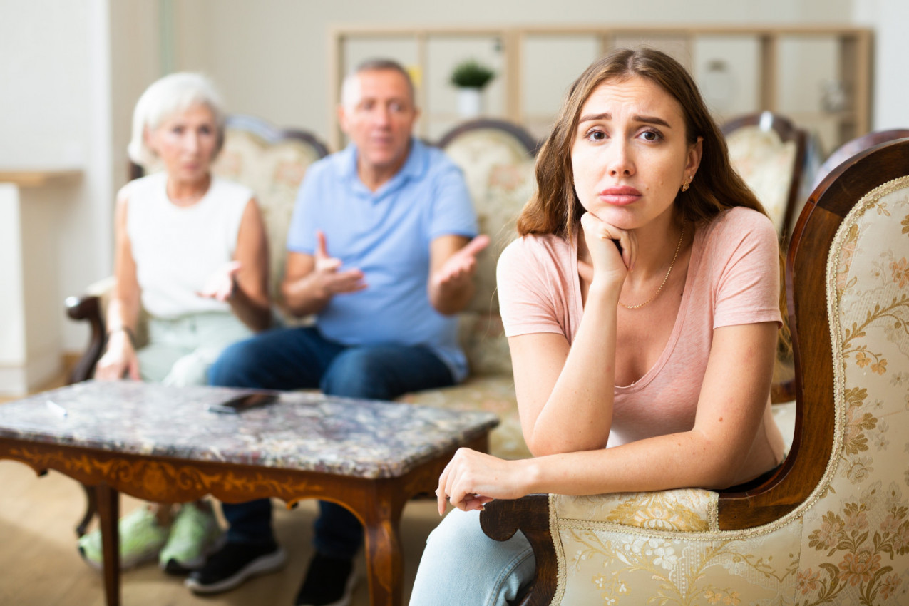 Suprug je uzeo MOJE PREZIME, ali njegovi su bili šokirani: Zovu me vešticom koja mu vrača, više nam niko i ne dolazi!