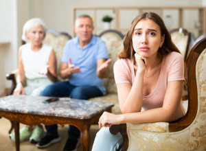 Suprug je uzeo MOJE PREZIME, ali njegovi su bili šokirani: Zovu me vešticom koja mu vrača, više nam niko i ne dolazi!