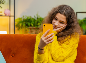 Odrastanje uz mobilni je pogubno: Deca danas brže tonu u gojaznost, depresiju i zavisnost