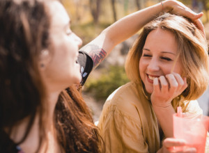 Nikada ne pitajte drugaricu "Kako si": Evo koje pitanje zapravo otvara vrata iskrenosti i bliskosti