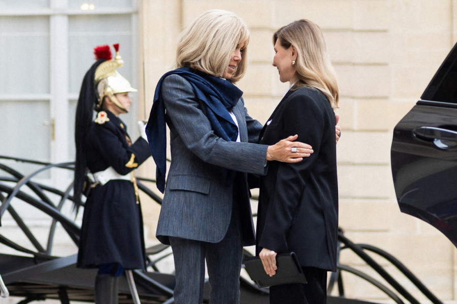 Brižit Makron u igla štiklama, evidentno mršava dok se srdačno pozdravlja sa modnom suparnicom - dve prve dame i dva stila