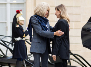 Brižit Makron u igla štiklama, evidentno mršava dok se srdačno pozdravlja sa modnom suparnicom - dve prve dame i dva stila