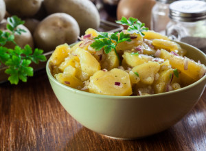 Najukusnija KROMPIR-salata: Tajna je u jednom sastojku, bez njega nema USPEHA!