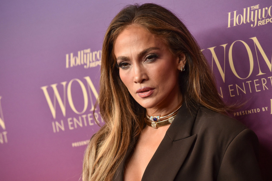 DŽENIFER LOPEZ pokorila crveni tepih: Sako jedva skrivao GRUDI, a jedan jednostavan detalj bio je dovoljan za DOMINACIJU