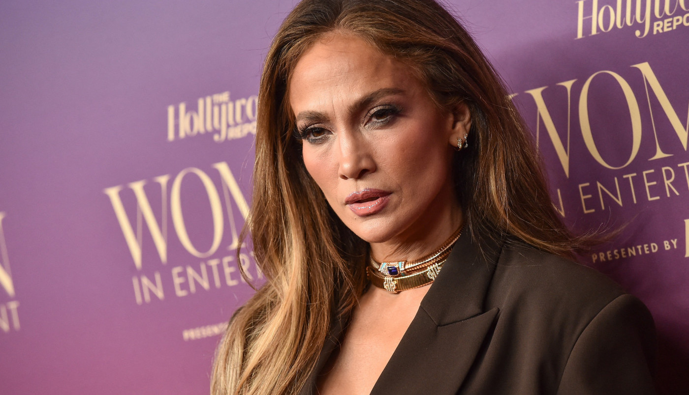 DŽENIFER LOPEZ pokorila crveni tepih: Sako jedva skrivao GRUDI, a jedan jednostavan detalj bio je dovoljan za DOMINACIJU