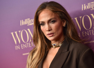 DŽENIFER LOPEZ pokorila crveni tepih: Sako jedva skrivao GRUDI, a jedan jednostavan detalj bio je dovoljan za DOMINACIJU