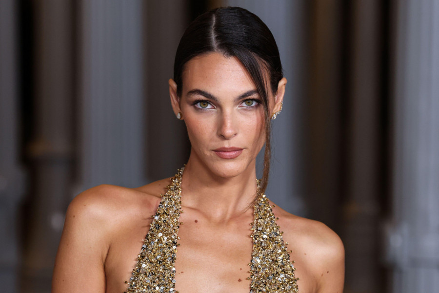 Manekenka koja je osvojila DIKAPRIJA ne liči na sebe: Šiške izgledaju kao da su odsečene "na brzinu", podseća li vas na vojnika?