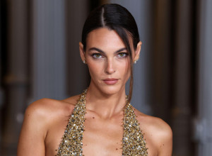 Manekenka koja je osvojila DIKAPRIJA ne liči na sebe: Šiške izgledaju kao da su odsečene "na brzinu", podseća li vas na vojnika?