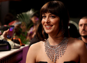 Dakota Džonson pokorila crveni tepih u Džedi: Kombinacija otkrila taman toliko da zapali atmosferu,  a blistale su i druge zvezde