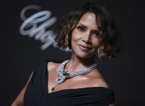 Imam 59 godina, stara sam za Holivud i nevidljiva u društvu: Hale Beri se obrušila na guvernera zbog zakona o menopauzi, a žene joj aplaudiraju