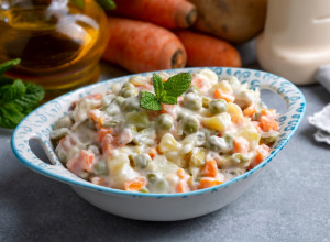 Kraljica trpeze: Najlepša POSNA ruska salata sa majonezom koji ćete sami napraviti očas posla