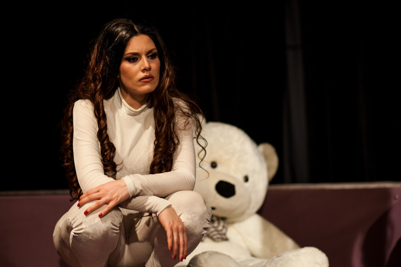 Jubilarno 100 izvođenje predstave "OVAJ ĆE BITI DRUGAČIJI" u Ateljeu 212 i to 8. decembar u 20.30h