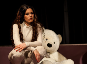 Jubilarno 100 izvođenje predstave "OVAJ ĆE BITI DRUGAČIJI" u Ateljeu 212 i to 8. decembar u 20.30h