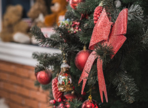 Privucite prosperitet pravom pozicijom JELKE i UKRASIMA: Jedna boja je ključna ako želite više novca u 2026. godini