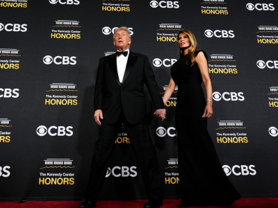 Melanija i Donald se drže  za ruke 