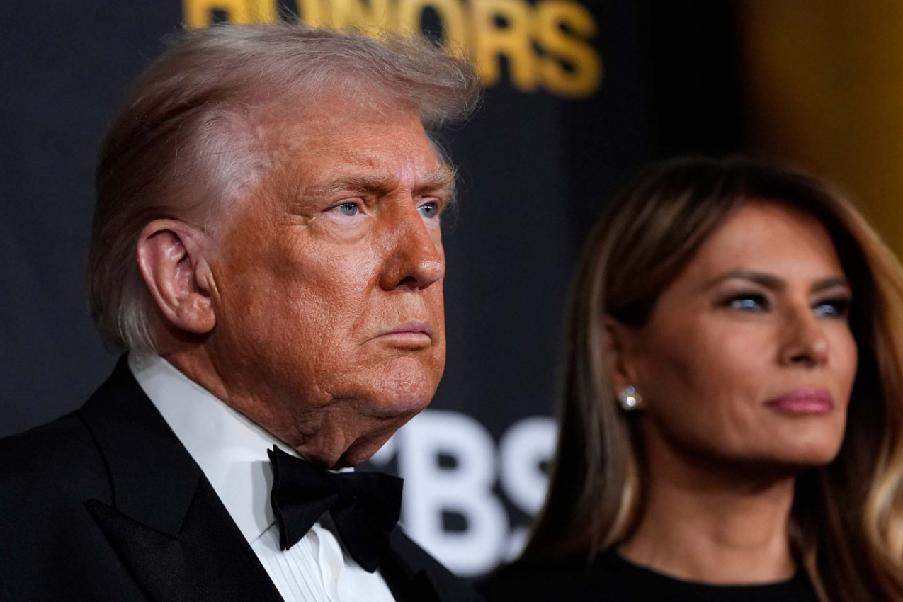 Melanija izbacila nogu kroz zavodljivi šlic, a Donald besprekorno elegantan - ali nešto drugo je privuklo pažnju (FOTO)