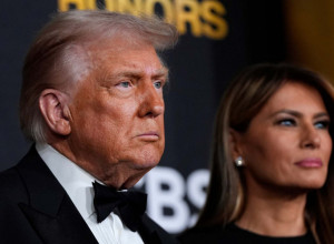 Melanija izbacila nogu kroz zavodljivi šlic, a Donald besprekorno elegantan - ali nešto drugo je privuklo pažnju (FOTO)