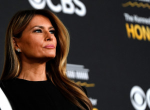 NAJSMELIJE izdanje Melanije Tramp! Crna čipka samo mami poglede, a ona se pravi da ne vidi da je u centru pažnje (FOTO)