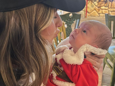 Jedna od sestara sa bebom