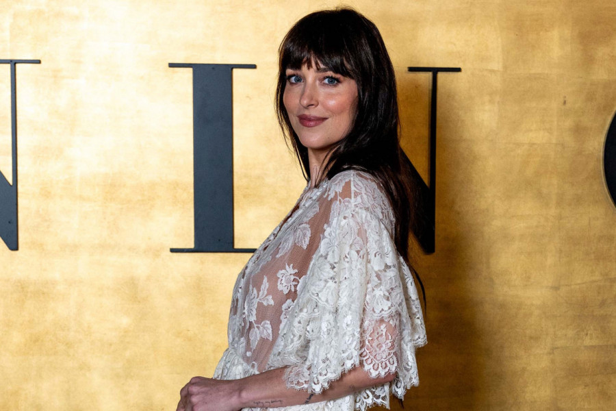 Dakota je prešla igricu ovim stajlingom: Gola haljina, a čedno bela - čipka jedva skiva savršene obline