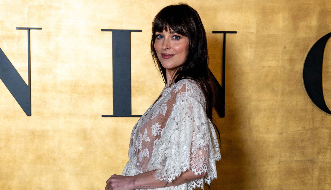 Dakota je prešla igricu ovim stajlingom: Gola haljina, a čedno bela - čipka jedva skiva savršene obline