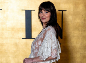 Dakota je prešla igricu ovim stajlingom: Gola haljina, a čedno bela - čipka jedva skiva savršene obline