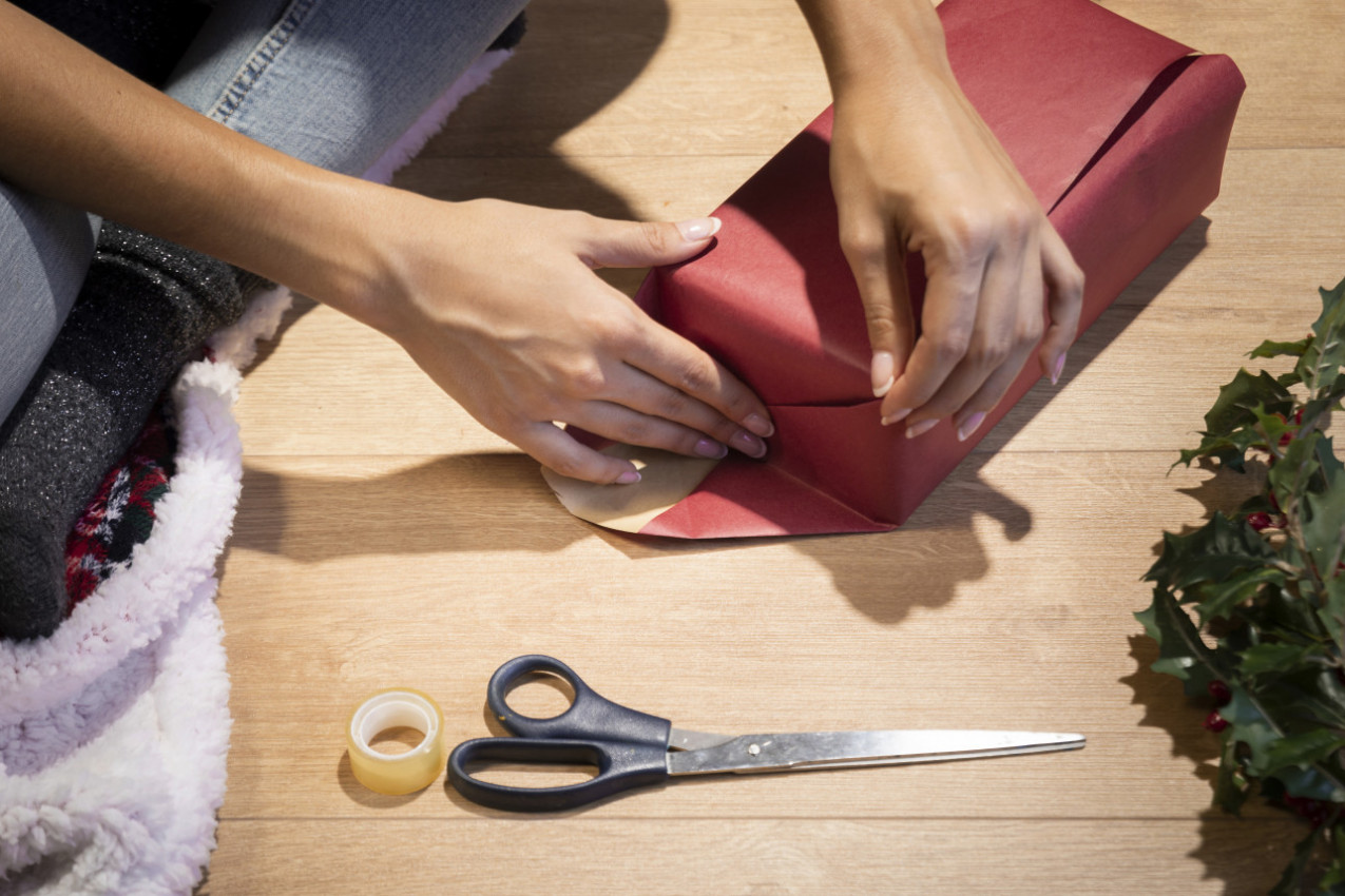 Ovaj video pakovanja poklona pogledalo je 45 MILIONA LJUDI: Olakšajte sebi pripremu novogodišnjih darova (VIDEO)