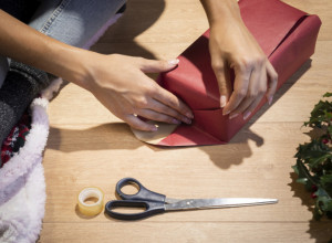 Ovaj video pakovanja poklona pogledalo je 45 MILIONA LJUDI: Olakšajte sebi pripremu novogodišnjih darova (VIDEO)