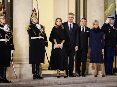 Ana Maslać Plenković je nosila elegantnu crnu večernju haljinu sa jednostavnim linijama i savršenim krojem