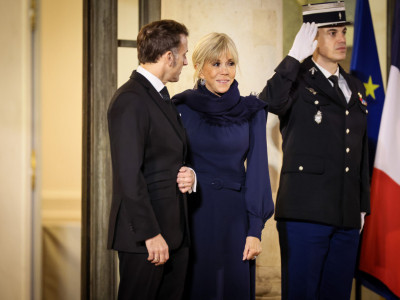 Brižit drži predsednika pod ruku