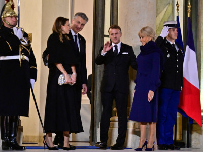 Brižit Makron dopunila je stajling ležerno prebačenim šalom