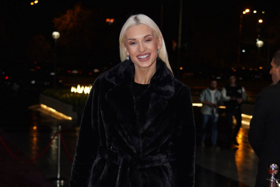 Prvi trening kao mama: ANJA MIT vežba u TERETANI mesec dana posle porođaja, a linija je pod konac! (FOTO)