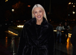 Ovako izgleda ANJA MIT u prvoj šetnji sa sinom: Porodila se pre nepunih mesec dana, a na telu joj zavide sve! (FOTO)