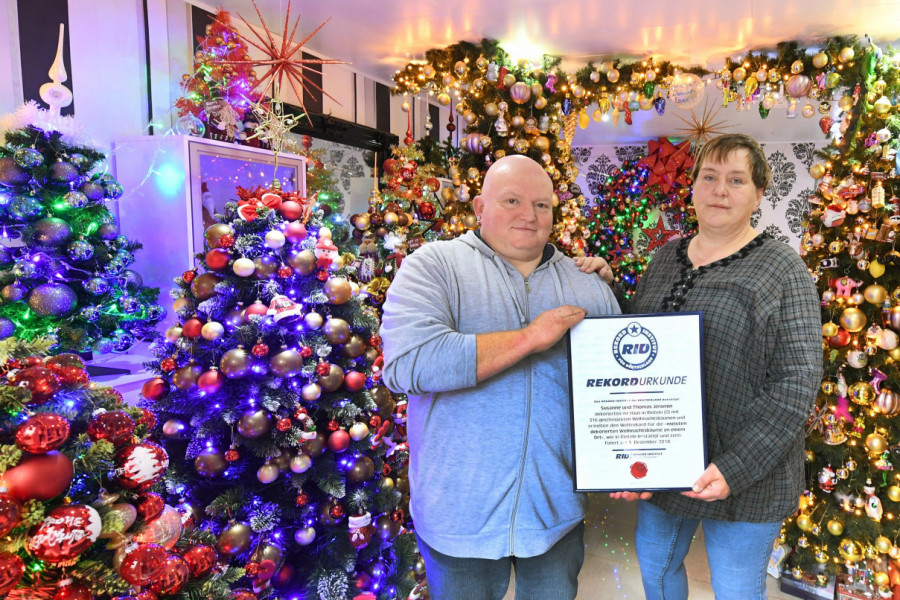 Suzana je sa mužem okitila 621 jelku: U kući im je pravo praznično carstvo, a tek da vidite spavaću sobu (FOTO GALERIJA)