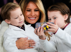 Melaniju Tramp zasuli kritikama zbog čitanja božićnih priča deci: "Pa ona ne zna engleski" (VIDEO)