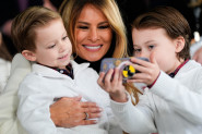 Melaniju Tramp zasuli kritikama zbog čitanja božićnih priča deci: "Pa ona ne zna engleski" (VIDEO)