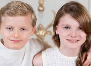 Najslađi blizanci plave krvi slave 11. rođendan i neodoljivo liče na mamu