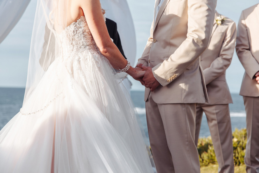 Ova ŽIVOTINJA se pojavila pred oltarom i prekinula mladence u zavetima: Da li je to bio ZNAK?! (VIDEO)