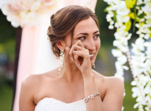 Suza suzu stiže: Otac joj je preminuo, ali MLADA je našla način na koji ju je upravo on doveo do oltara! (VIDEO)