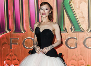 ARIJANA GRANDE nikad mršavija u prevelikom kaputu - porodični prijatelj potvrdio: "Njena borba je sada vidljiva!" (FOTO)