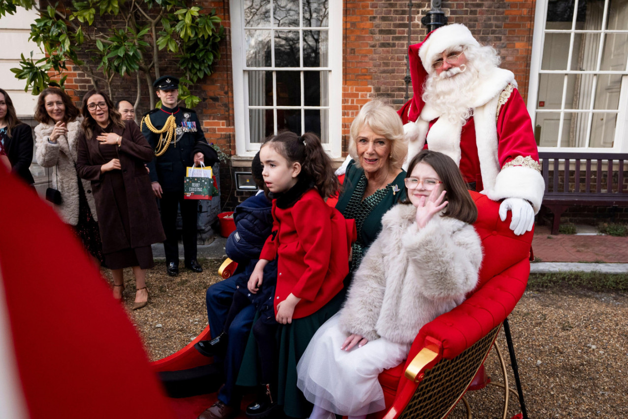 Kraljica Kamila posluživala hranu i kitila bor na božićnoj dobrotvornoj priredbi