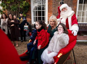 Kraljica Kamila posluživala hranu i kitila bor na božićnoj dobrotvornoj priredbi