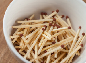 Zašto su naše bake stavljale ŠIBICE U VODU? Nije sujeverje, već pametan trik!