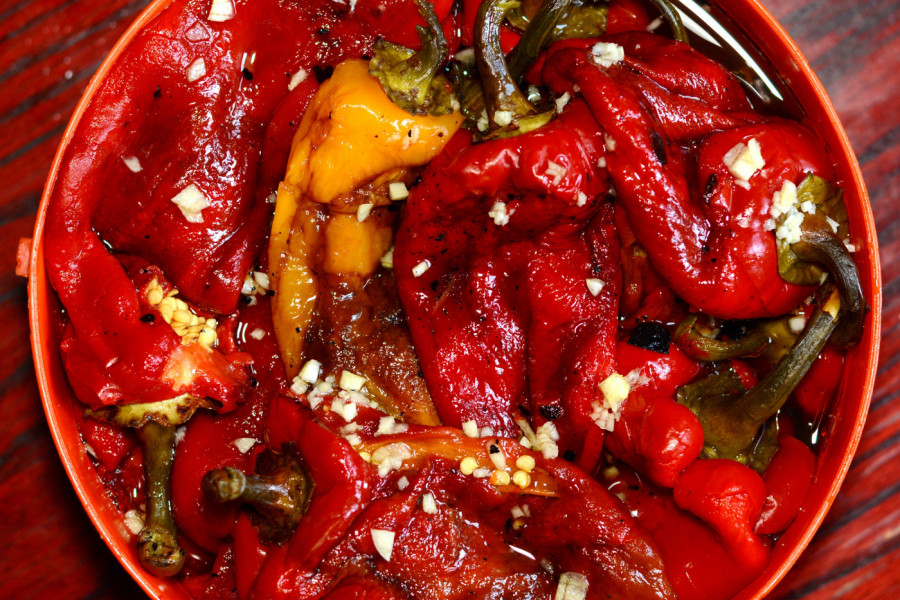 Recept za PEČENE PAPRIKE sa belim lukom, renom i medom: Najbolja salata uz prazničnu trpezu