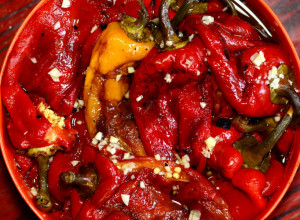 Recept za PEČENE PAPRIKE sa belim lukom, renom i medom: Najbolja salata uz prazničnu trpezu